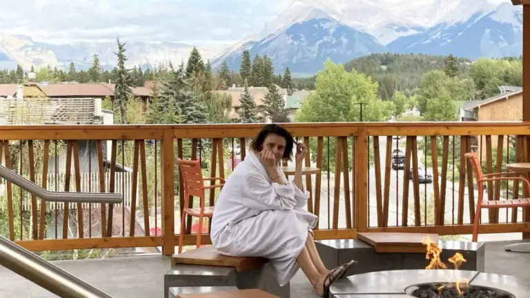 banff-spa-robe-mountain-view