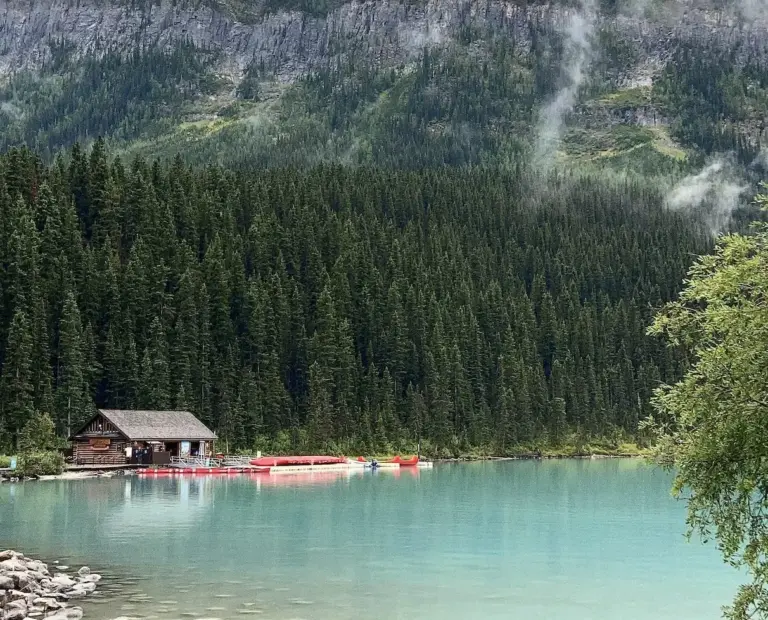 lake-louise-boathouse-canoes
