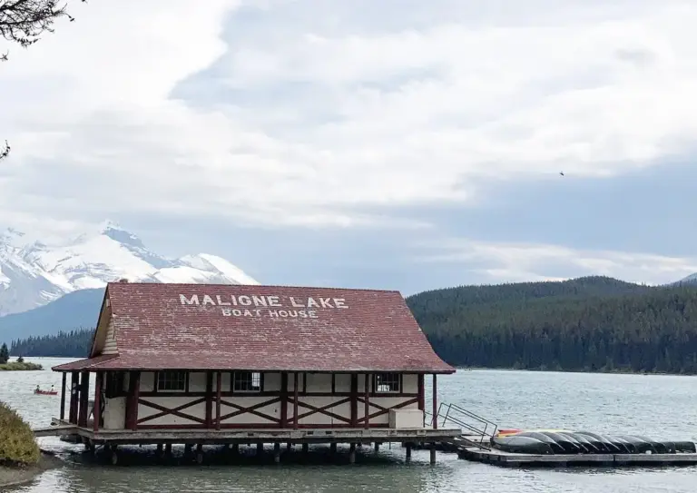 maligne-lake-boat-house