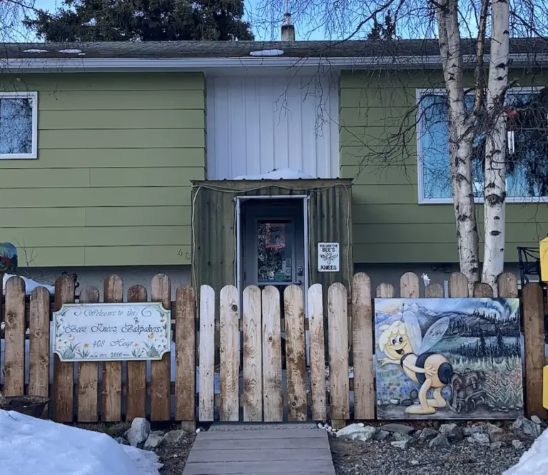 beez-kneez-bakpakers-hostel-whitehorse-yukon