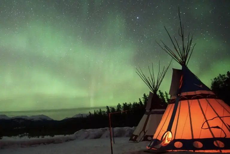 northern-lights-over-tipis-yukon