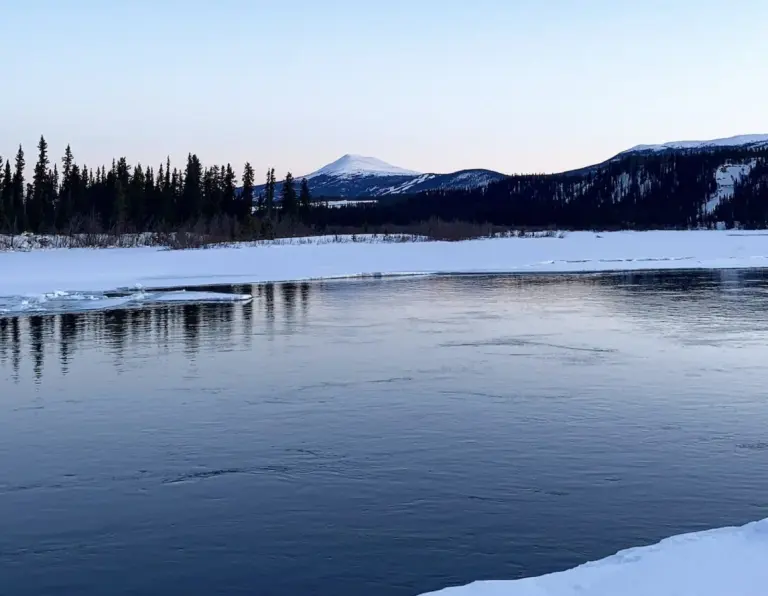 yukon-river-and-mountain-whitehorse-winter